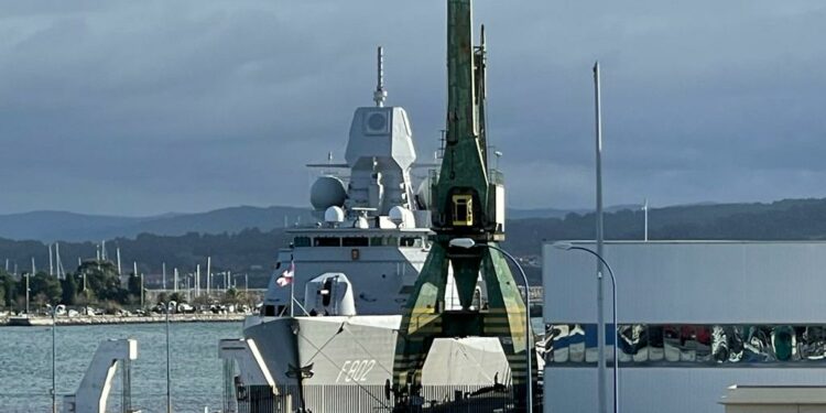 Buques militares y el crucero Queen Victoria atracan en el puerto de A Coruña