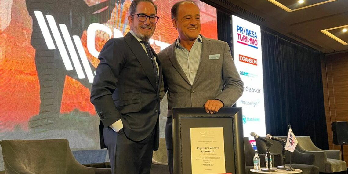 CNET reconoce la trayectoria y aportación al sector turístico Alejandro Zozaya Gorostiza recibió la “Presea al Liderazgo Turístico”, por tres décadas de impulso al sector.