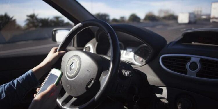 Casi 350 denuncias diarias por utilizar el móvil o el GPS mientras se conduce