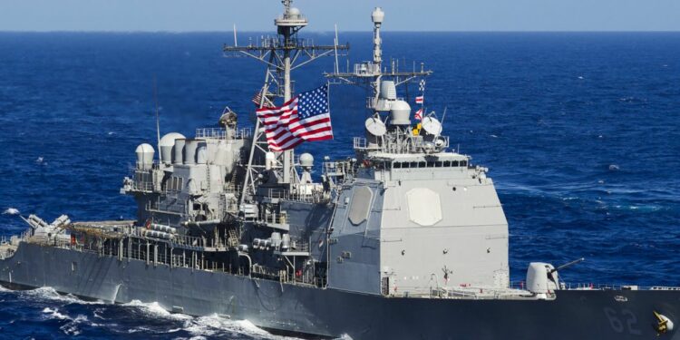 China moviliza su fuerza aeronaval para expulsar a un crucero de EEUU que navegó cerca de las islas Spratly controladas por Pekín