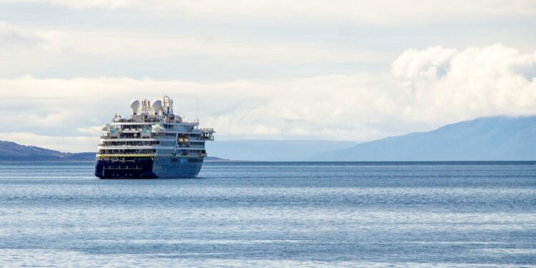 Crucero navegando por las aguas de Ushuaia Foto Cristian Urrutia