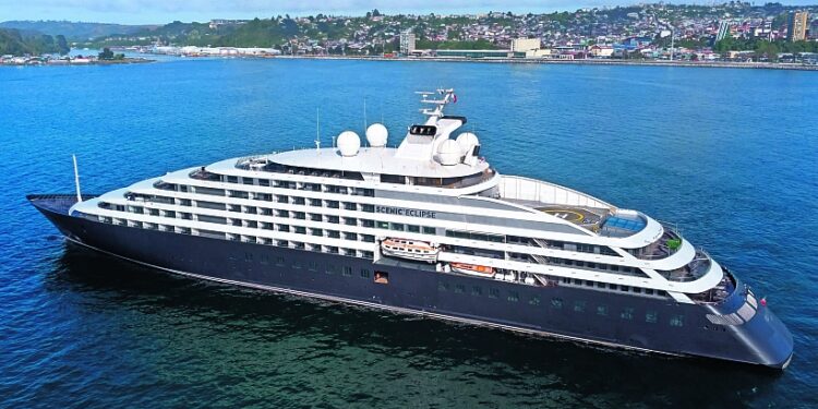 Comenzó temporada de cruceros en Puerto Montt con arribo del buque "Scenic Eclipse"