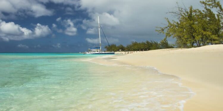 Arenas blancas y un mar transparente en Turks y Caicos, el archipiélago caribeño con pocos casos de coronavirus