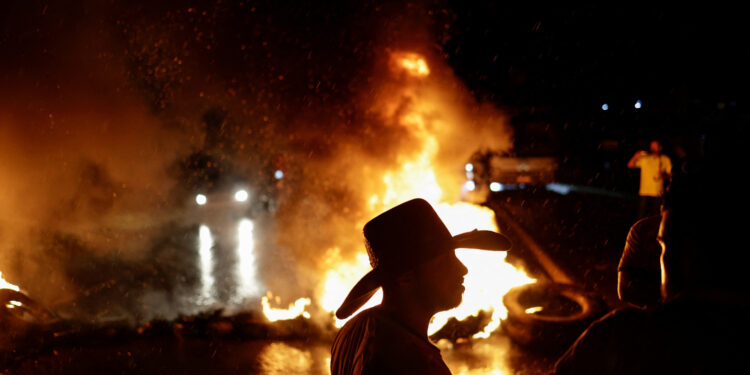Desde su derrota electoral, Bolsonaro solo se ha dirigido a la nación dos veces para decir que las protestas son legítimas y alentarlas a continuar, siempre que no impidan que la gente entre y salga (REUTERS/Ueslei Marcelino)
