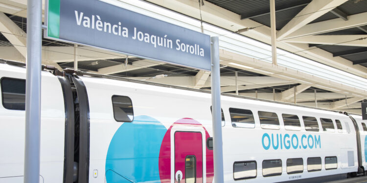 Tren OUIGO en Estación Joaquín Sorolla
