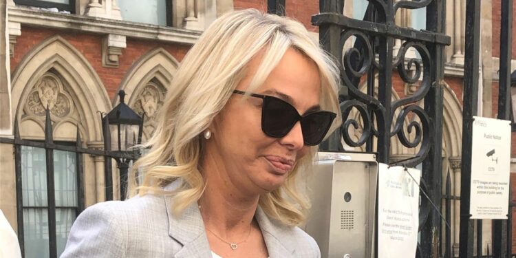 Corinna asegura que Juan Carlos I volvía de viajes «con bolsas llenas de dinero»