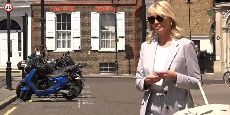 Corinna dice que el emérito volvía de sus viajes con "bolsas llenas de efectivo"