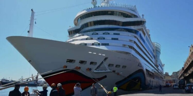 Crucero AIDAmar arriba al Puerto de Montevideo