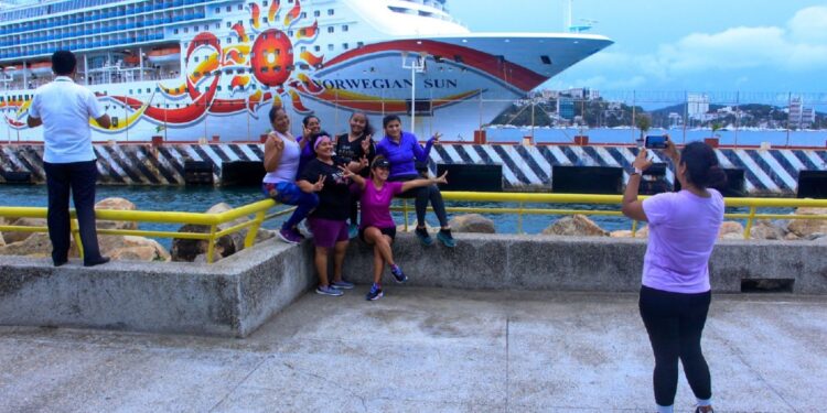 Crucero Norwegian Encore llega al puerto de Acapulco