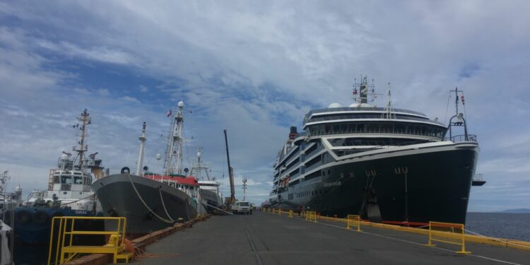Crucero Seabourn Venture recaló por primera vez en Punta Arenas en viaje inaugural