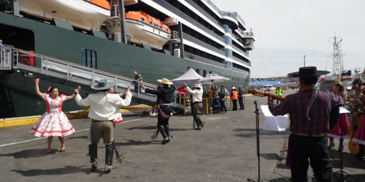 Crucero Seabourn Venture visita por primera vez Punta Arenas en viaje inaugural