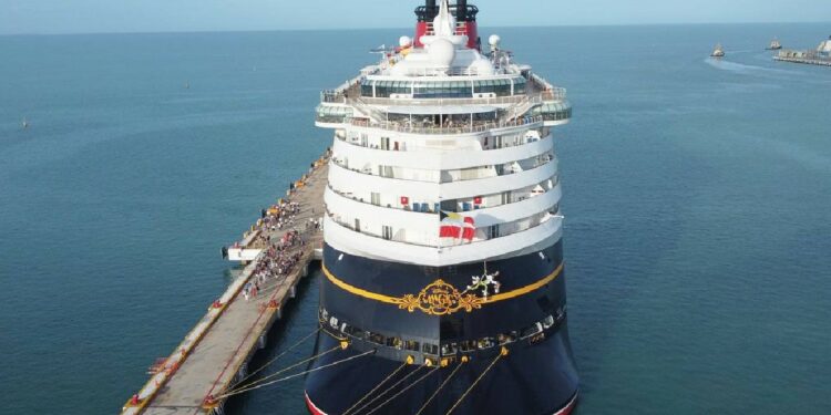 Crucero de Disney Magic llega por primera vez a puerto en México| Telediario México