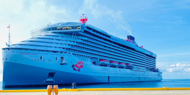 Crucero de la compañía Virgin Voyages llega a Roatán y con pasajero de lujo