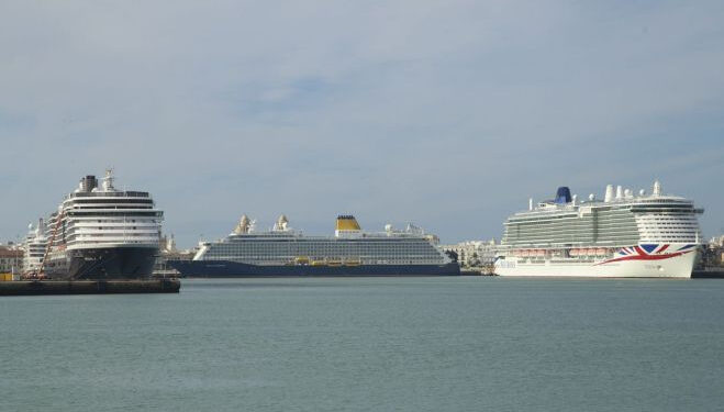 Cruceros, la ciudad flotante efímera con más de 15.000 tu...