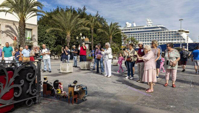 Cruceros, la ciudad flotante efímera con más de 15.000 turistas en un día de récord en Cádiz