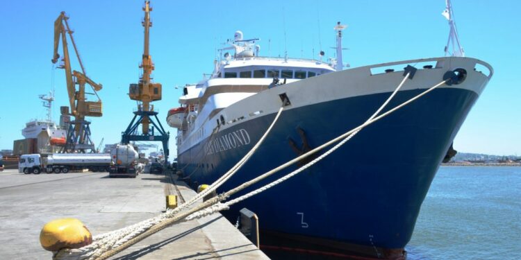 Cruceros realizan escala técnica en Puerto de Montevideo