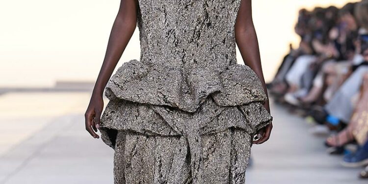 Louis Vuitton Cruise 23: futurismo en el desierto