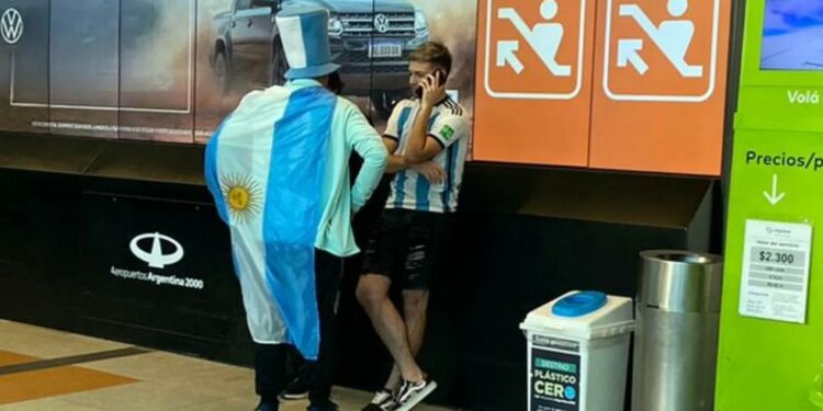 Cuál fue el imperdonable descuido de un hincha argentino que le impidió abordar el avión para viajar a Qatar | Mundial 2022 | Argentina | RESPUESTAS