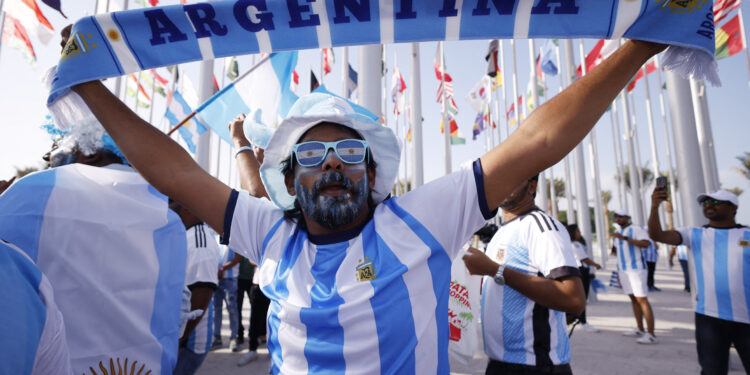 Las estimaciones oficiales indican que cerca de 40.000 argentinos viajarán al Mundial de Qatar 2022. (REUTERS/John Sibley)
