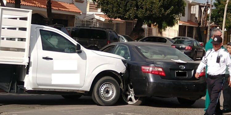 Dos vehículos chocan en crucero de Los Mochis, Sinaloa
