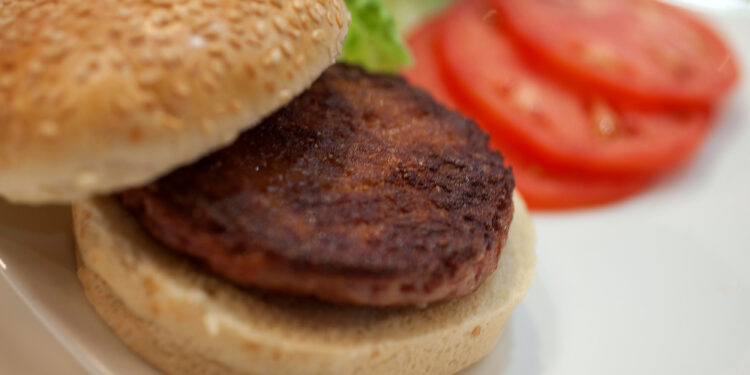 Una hamburguesa hecha con carne cultivada (Reuters)