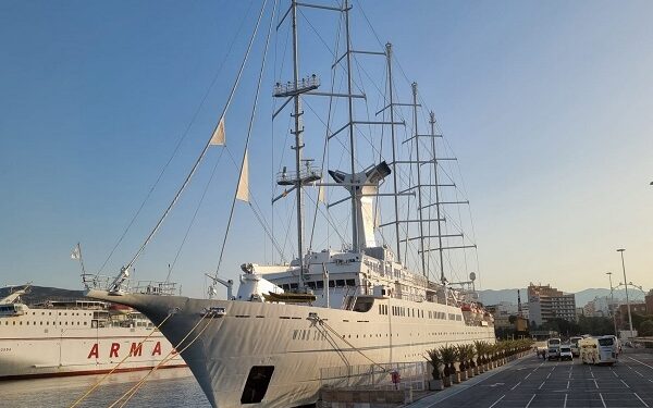 El Puerto de Almería recibe al crucero Wind Surf este lunes