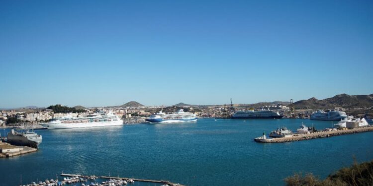 El Puerto de Cartagena recibe una escala simultánea de cinco cruceros