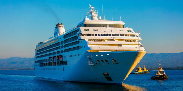 El Salvador recibe al crucero Seven Seas Mariner con mil turistas a bordo 