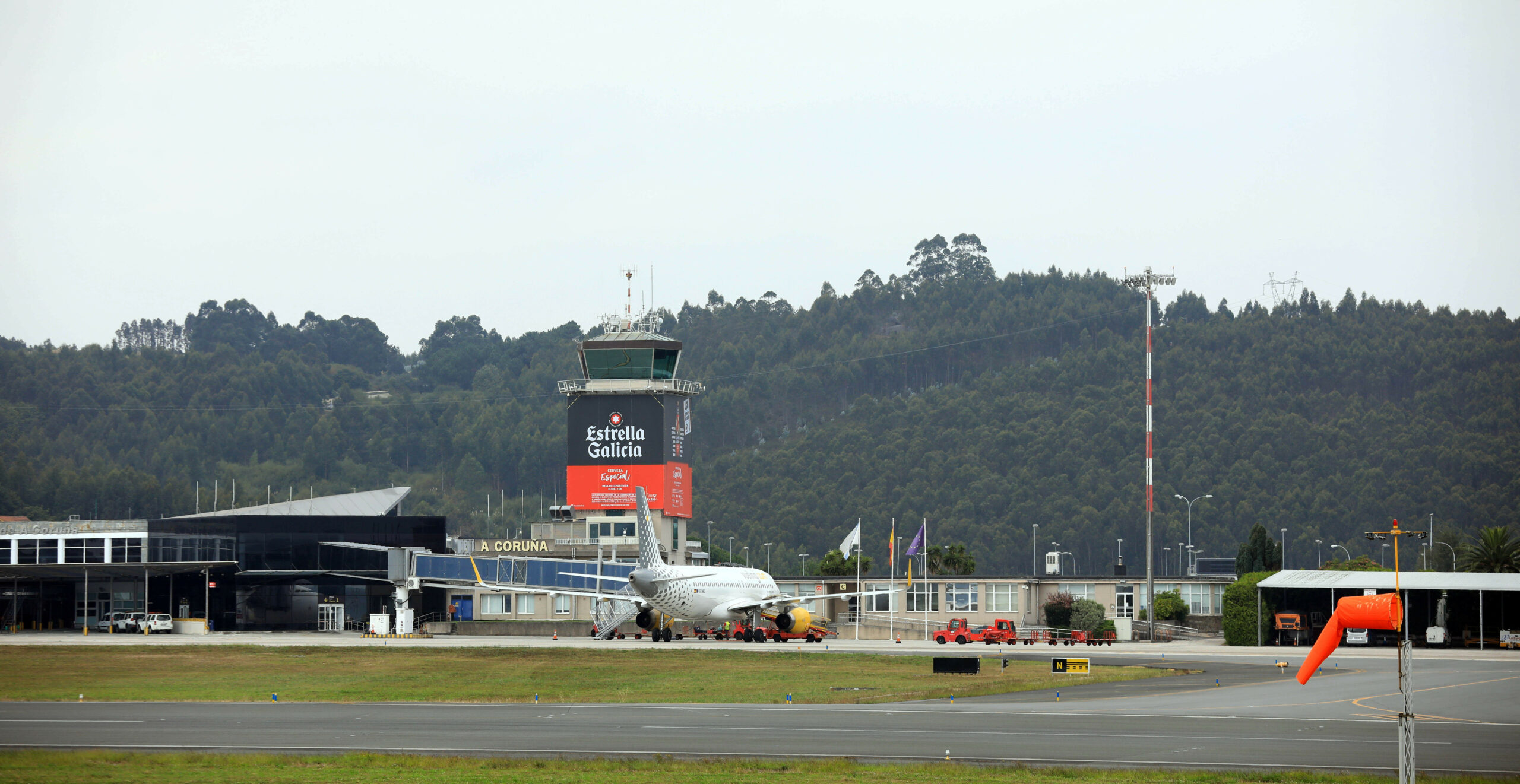 el-aeropuerto-de-a-coru-a-el-nico-en-galicia-que-mejora-sus-n-meros