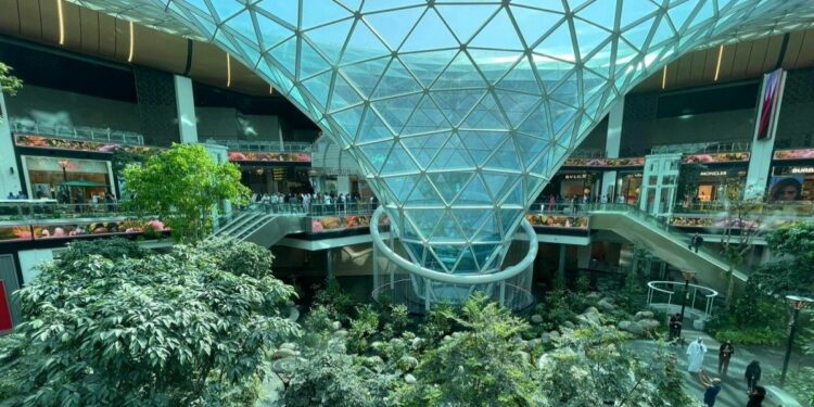 El alucinante jardín tropical dentro del aeropuerto de Qatar
