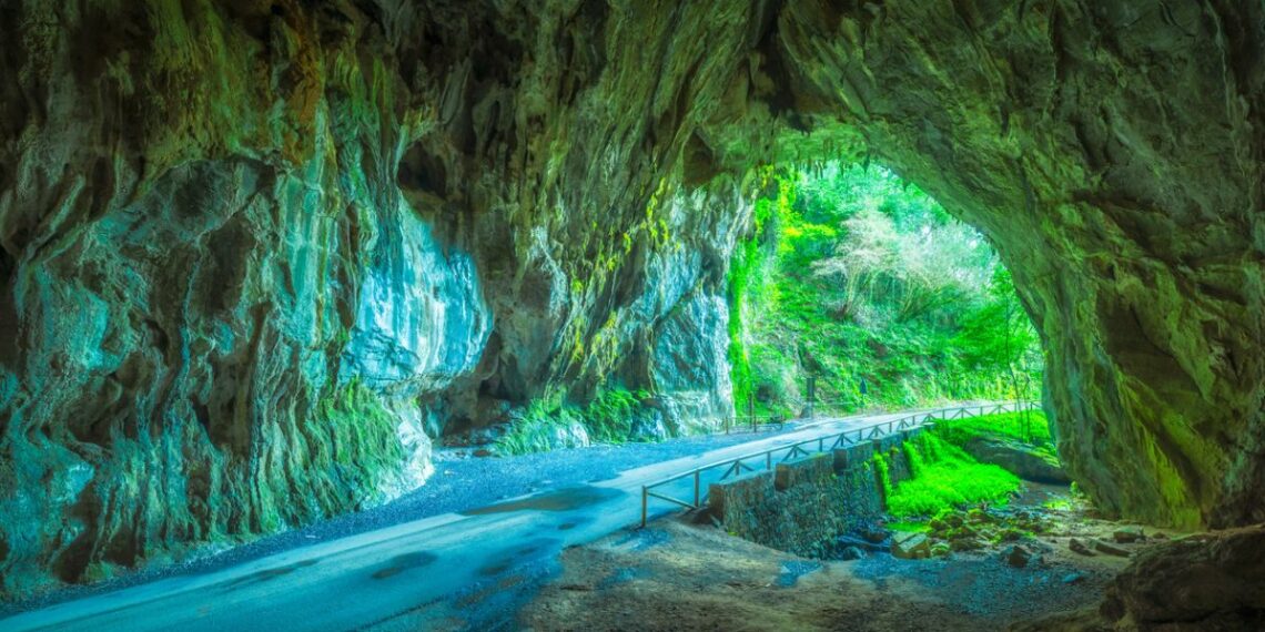La Cuevona de Cuevas (Asturias).