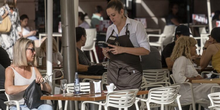El empleo reflota en octubre: el paro baja en 27.000 personas, la mayor caída en este mes de la historia | Economía