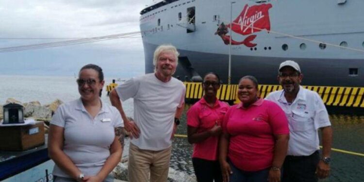 Él es Richard Branson, el multimillonario de la compañía Virgin Group que llegó a Honduras