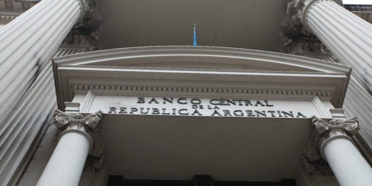 El impacto en la cuenta de viajes del último recargo a la compras en el exterior | Informe cambiario del BCRA