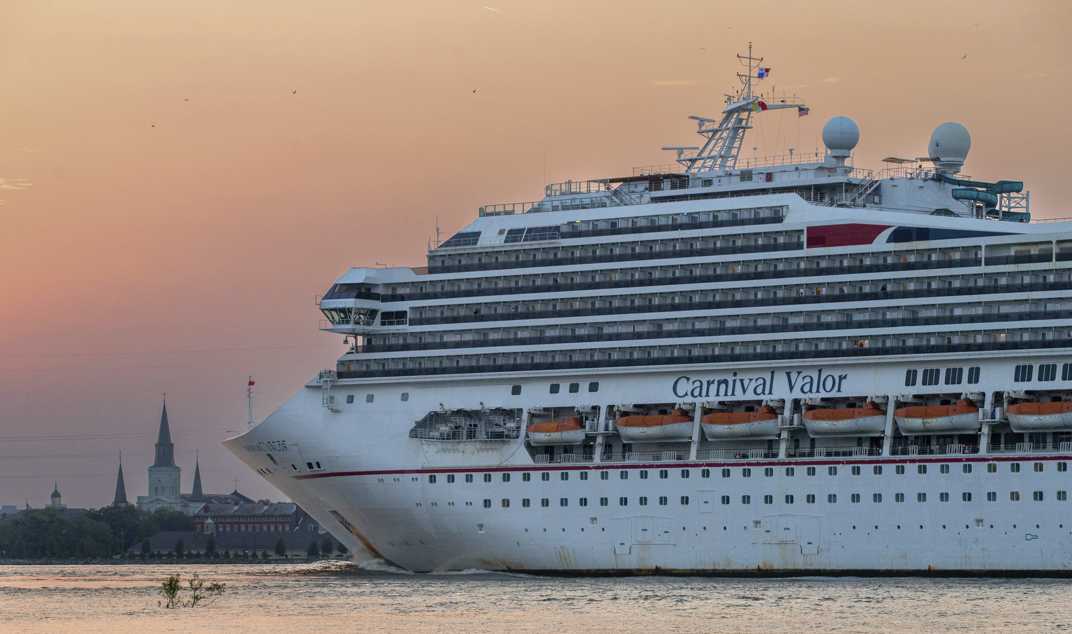 El crucero partió de Nuevo Orleans con dirección a Cozumel  (David Grunfeld, NOLA.com, The Times-Picayune/The New Orleans Advocate via AP)