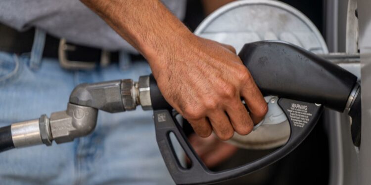 El precio de la gasolina hace que habitantes de Illinois cancelen viajes del Día de Acción de Gracias | Video | Univision Chicago WGBO