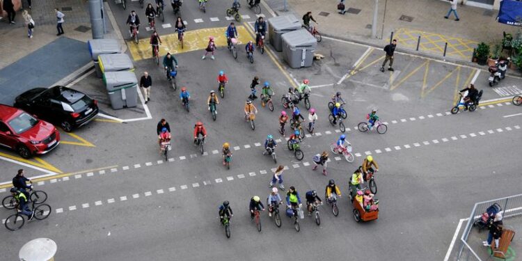 Niños y padres voluntarios van en bicicleta a la escuela en calles sin coches como parte del 'bicibus' de la ciudad en Barcelona, España, 18 de noviembre de 2022. REUTERS/Nacho Doce