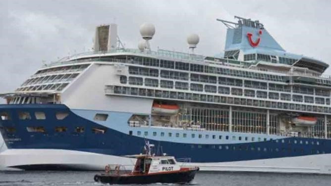 El puerto de La Habana recibe a un crucero británico, apenas el tercero que llega a Cuba este año