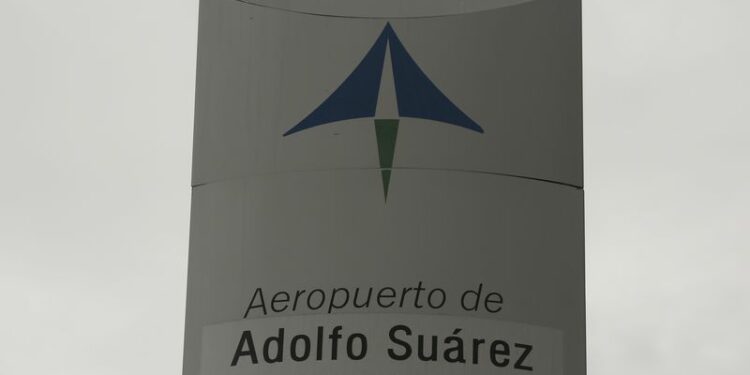 FOTO DE ARCHIVO: El logotipo del operador de aeropuertos españoles Aena en un cartel de bienvenida del exterior del aeropuerto Adolfo Suárez Barajas en Madrid, España, 9 de marzo de 2016. REUTERS/Sergio Pérez