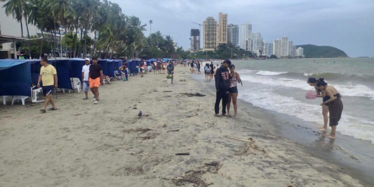 En Santa Marta cierran playas y restringen zarpe de embarcaciones por onda tropical