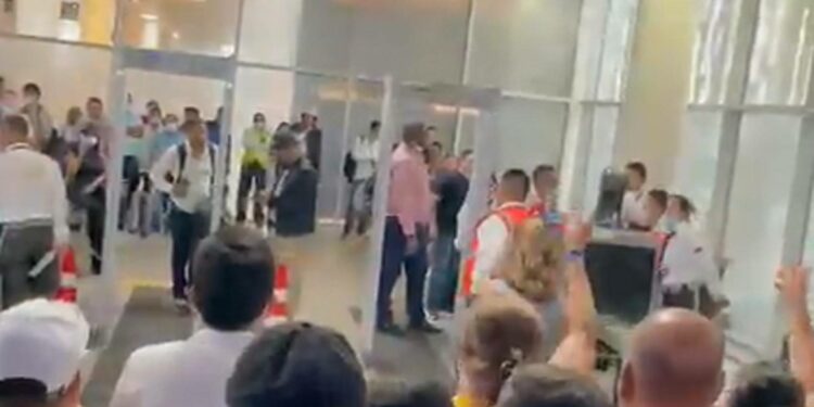 En aeropuerto de Santa Marta, pasajeros protestan por demoras en los vuelos