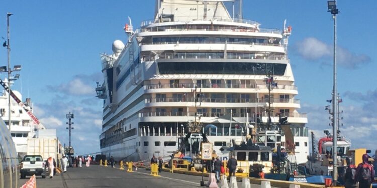 Epaustral informa recalada de crucero AIDAmar en Punta Arenas: Es el más grande que ha atracado en Muelle Prat