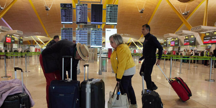 España prorroga un mes la restricción de viajes no esenciales desde terceros países