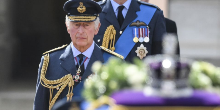 Este es el tierno objeto que acompaña al Rey Carlos III en todos sus viajes