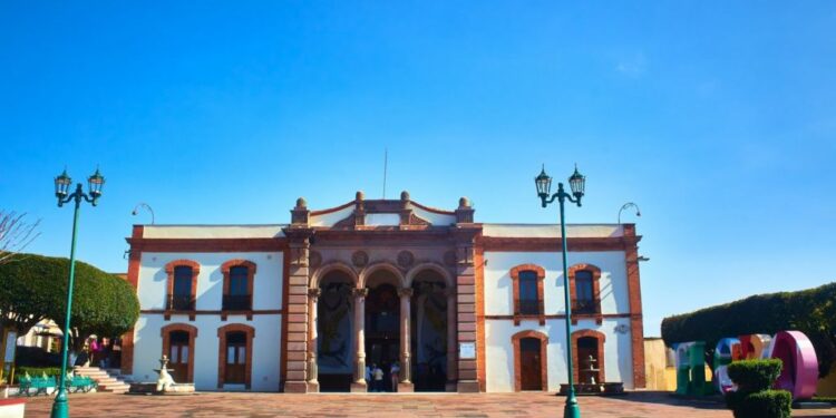 Entre los Pueblos Mágicos del Estado de México se encuentra El Oro, conocido por su pasado minero y la esencia europea que emana cada una de sus calles.