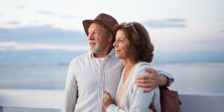 Pareja de personas mayores disfruta de los viajes del IMSERSO