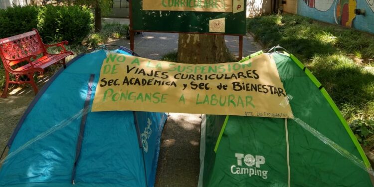 Estudiantes de la UNLu reclaman por la suspensión de viajes curriculares