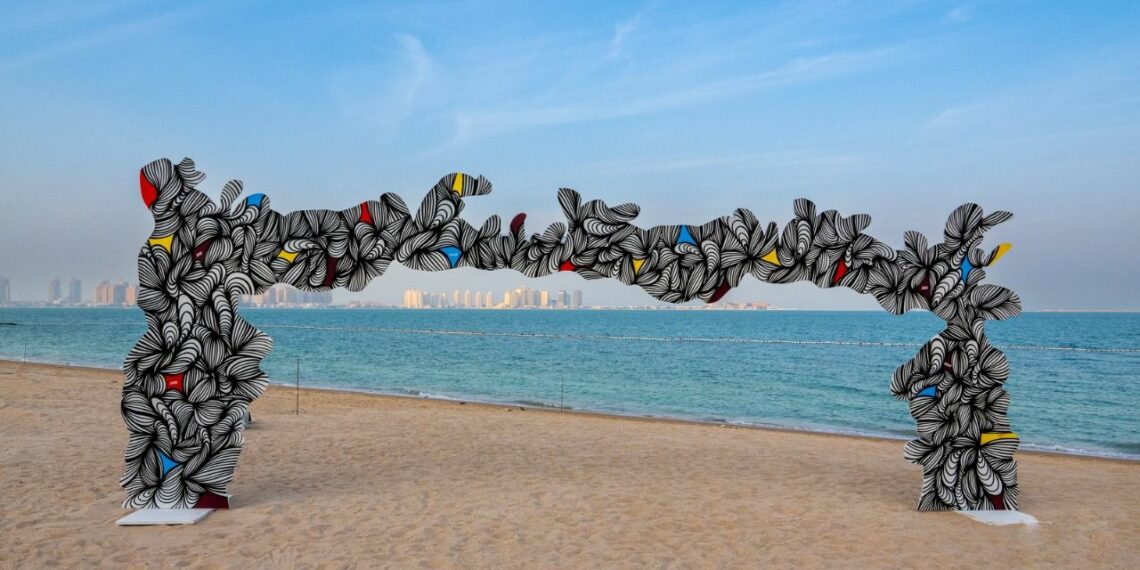 Experiencia artística en Qatar con instalaciones en forma de portería