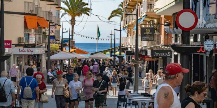 Golpe al turismo en Valencia y Benidorm al aprobarse la tasa al viajero | Noticias de Hoteles