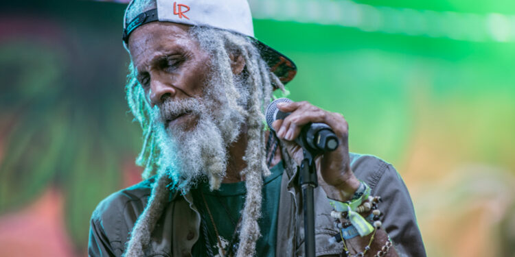 Historia viva del reggae: el viaje espiritual de Cedric Myton llega a Sudamérica